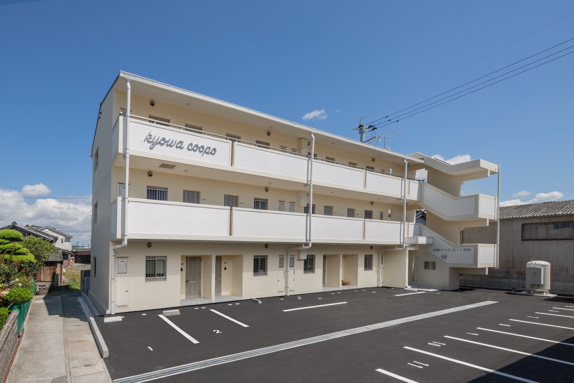 シンプルデザインの新築集合住宅