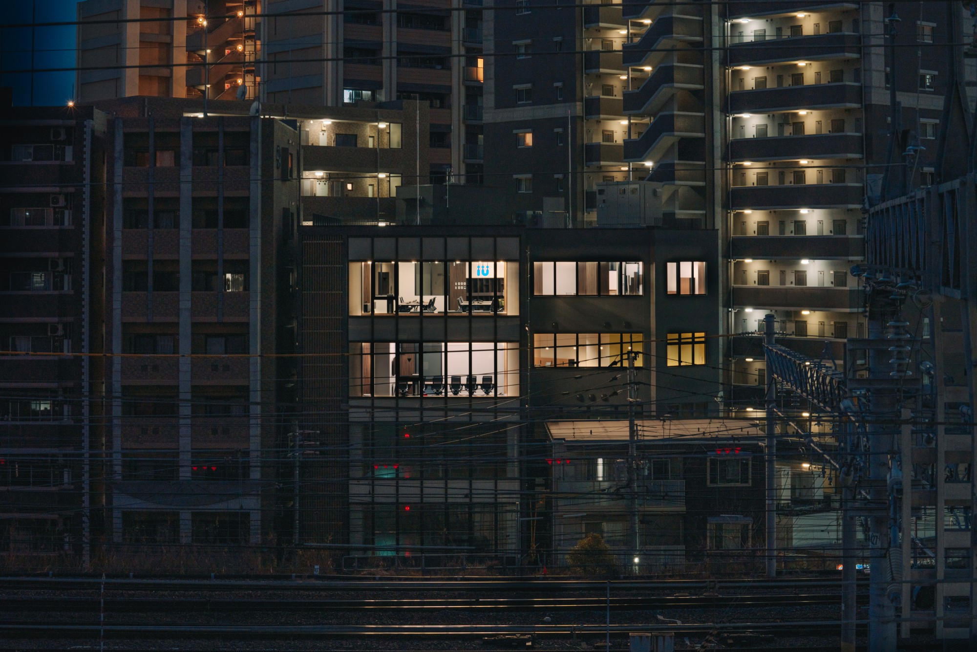 夜景に調和し、創造性を灯すワークプレイス