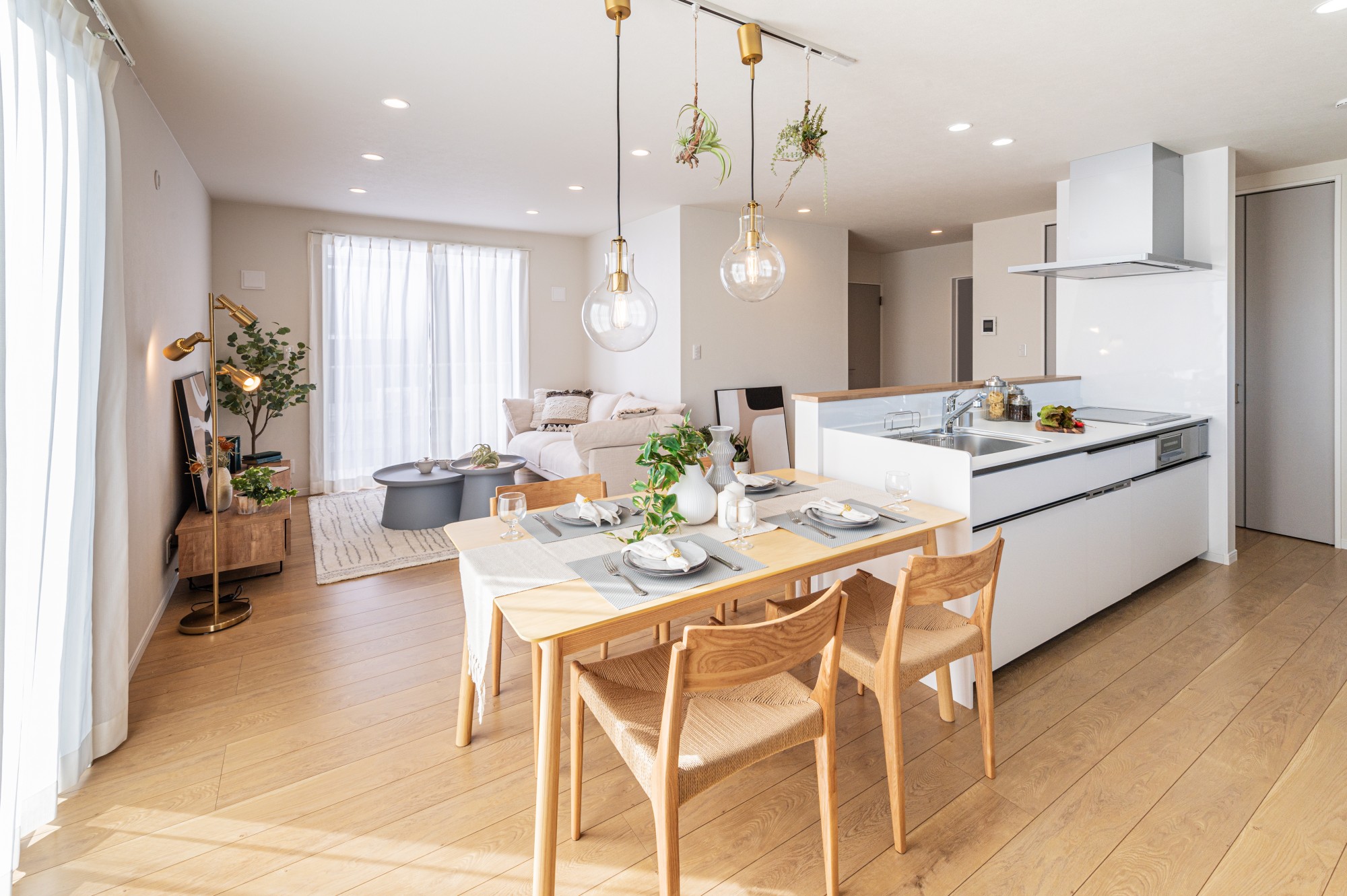 光に包まれる、やさしい時間が流れるLDK