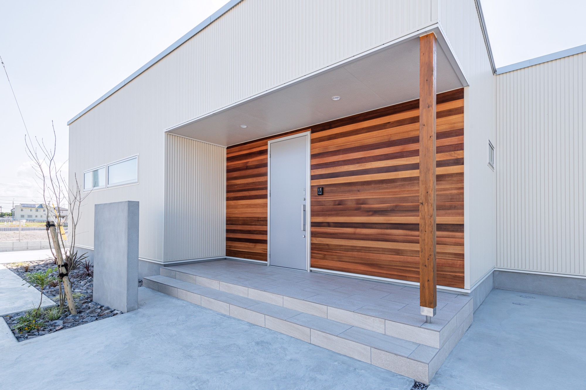 木のぬくもりがそっと迎える、やさしいエントランス