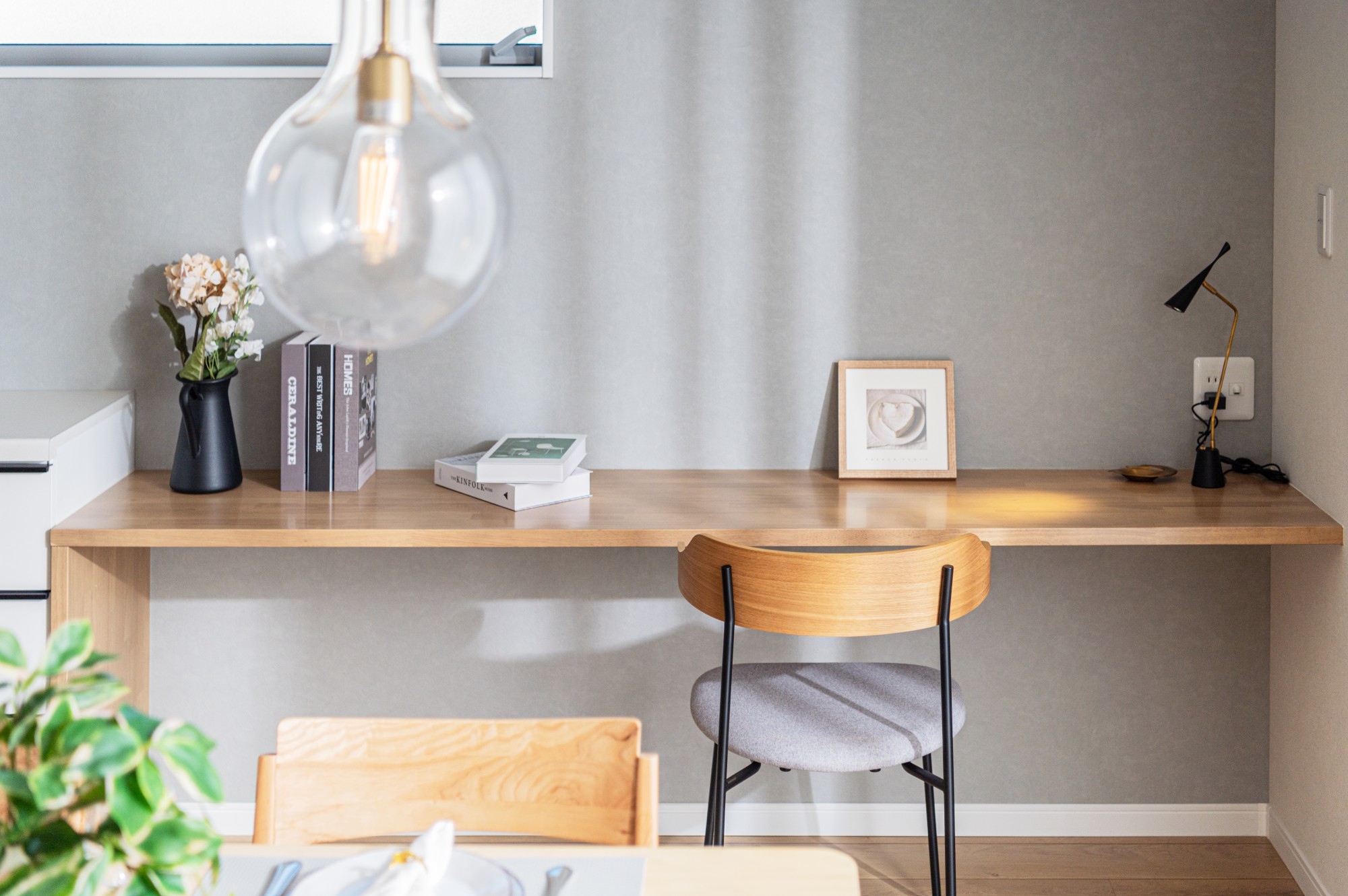 家族の気配を感じる場所：造作カウンターが叶える、新しい「ちょうどいい」居場所